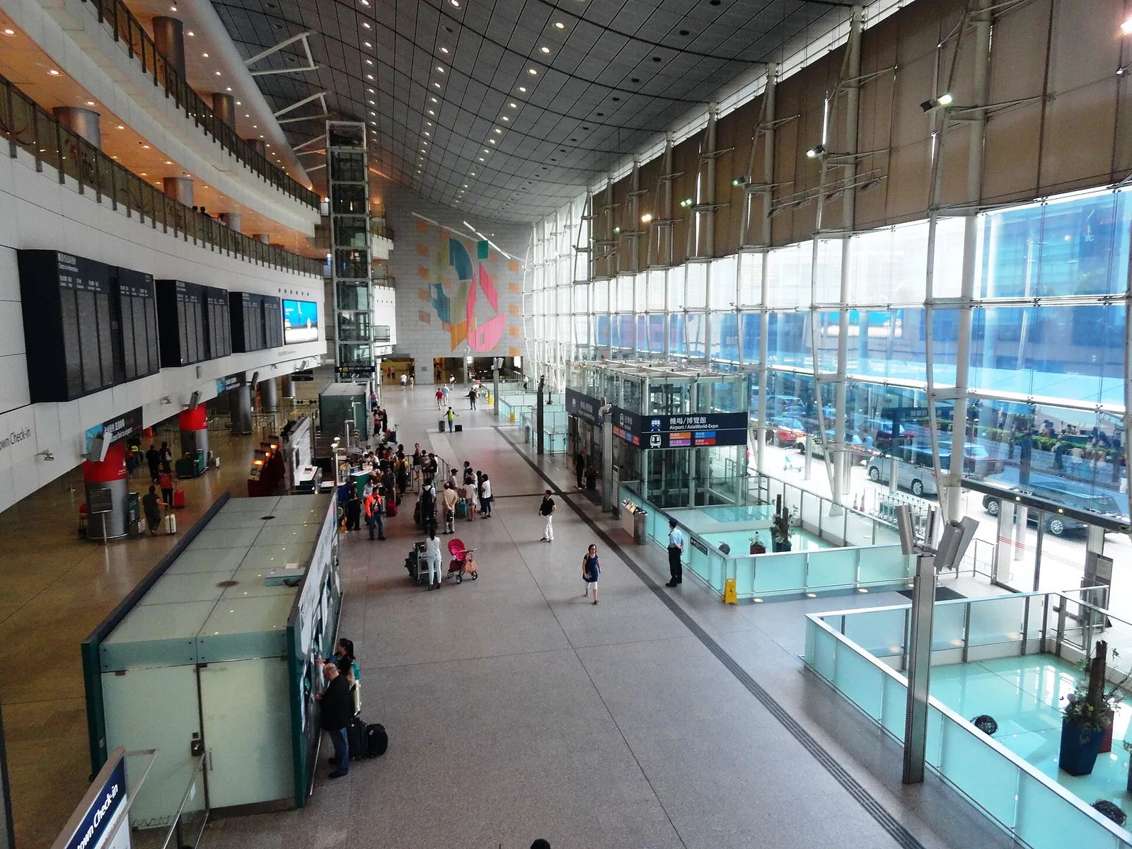 Vysoká hala stanice Hongkong se zařízením Airport Express