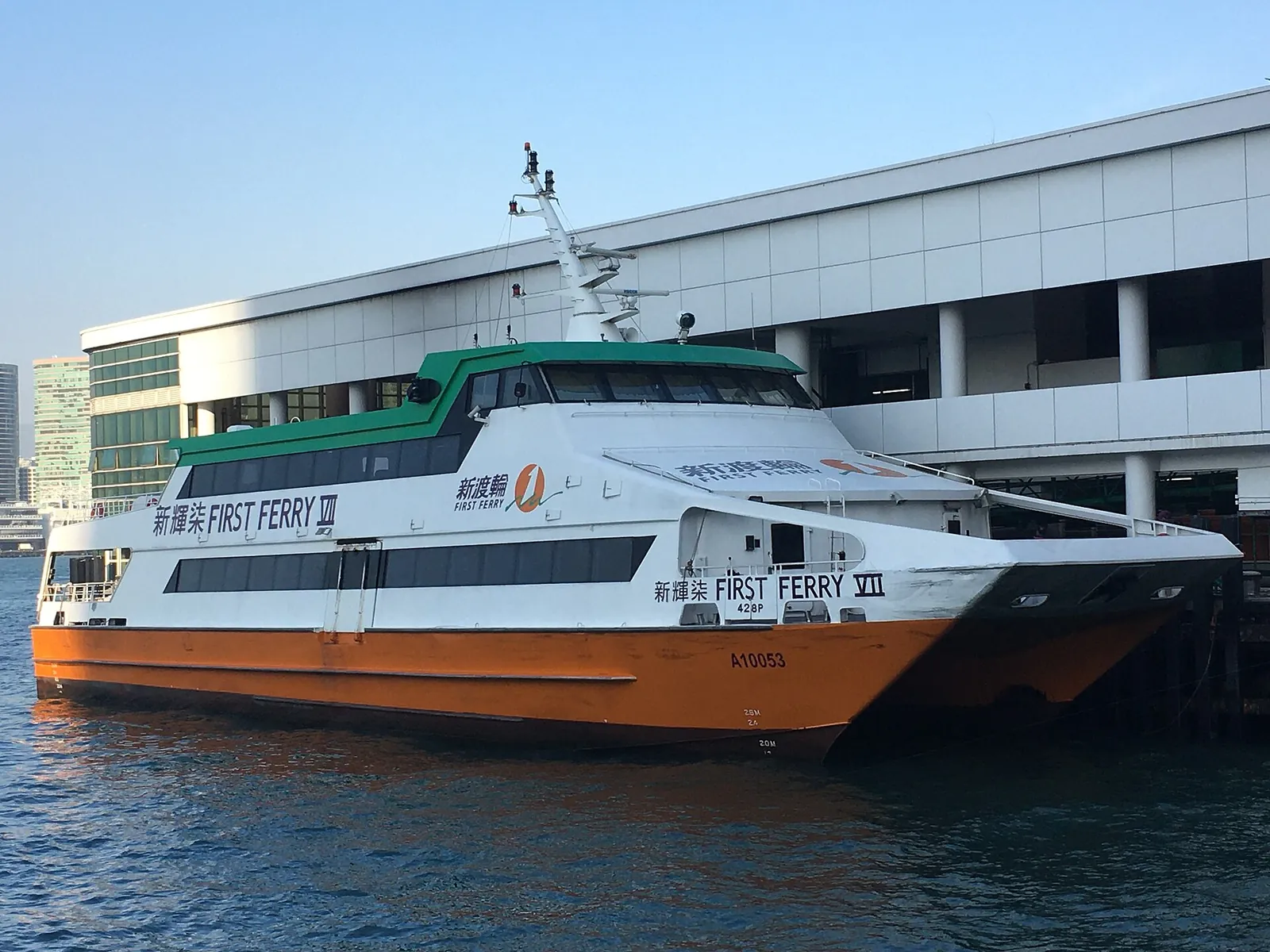 Bílo-zeleno-oranžový First Ferry VII u přístaviště v Centralu