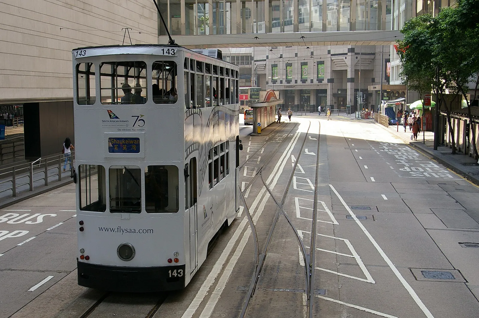 Stříbrná dvoupodlažní tramvaj v ulici ostrova Hongkong