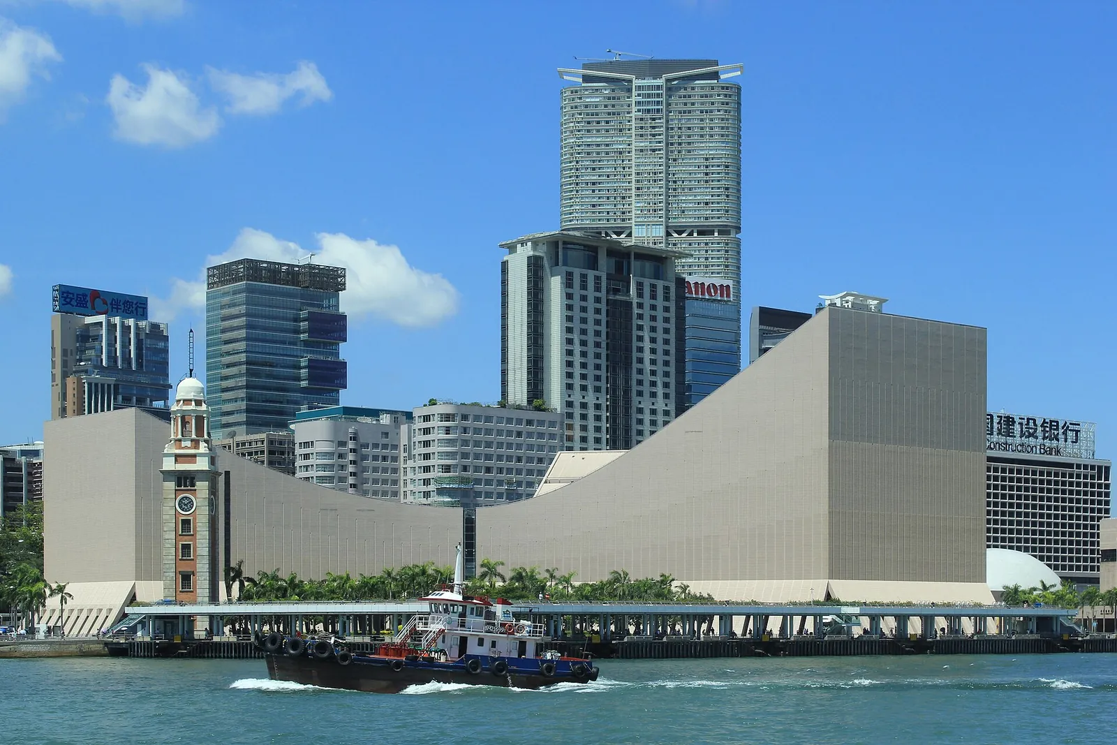 Hong Kong Cultural Centre i wieża zegarowa widziane z portu