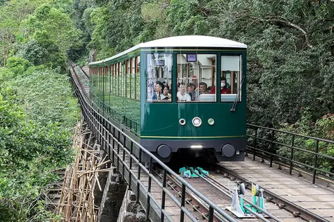Zelená Peak Tram se blíží k The Peak