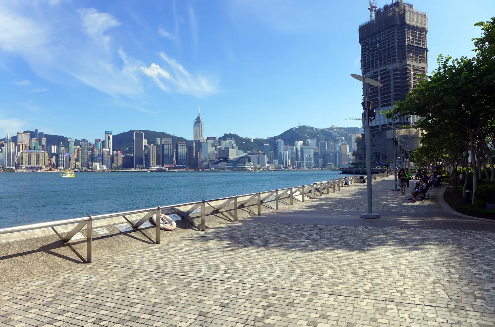 Slunná promenáda Tsim Sha Tsui u Viktoriina přístavu