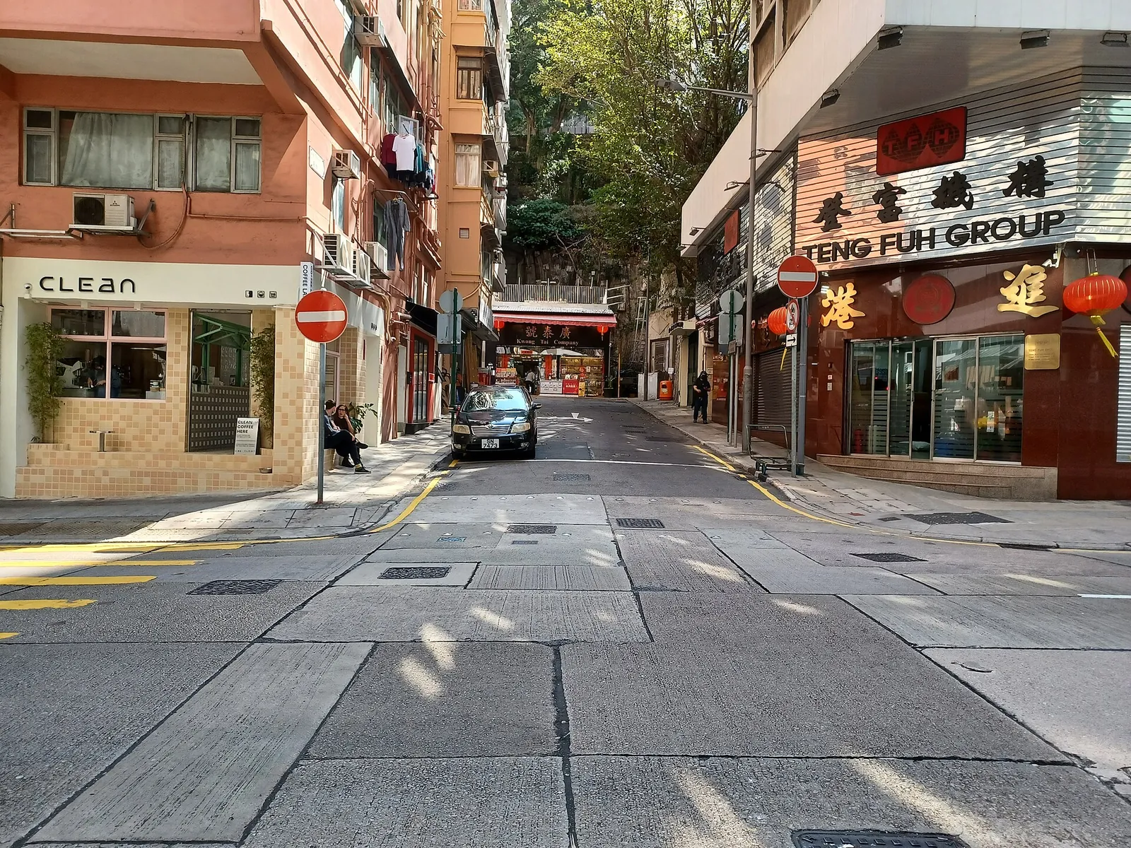 New Street v Sheung Wanu lemovaná budovami a obchody