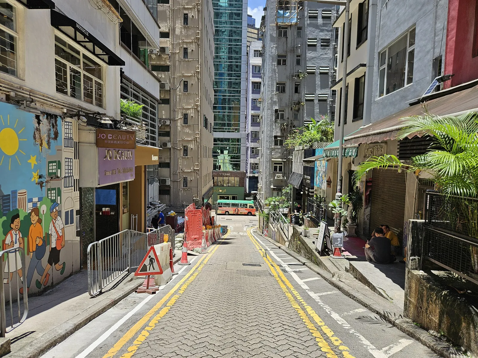 Obchody a svažitá vozovka na St Francis Street ve Wan Chai
