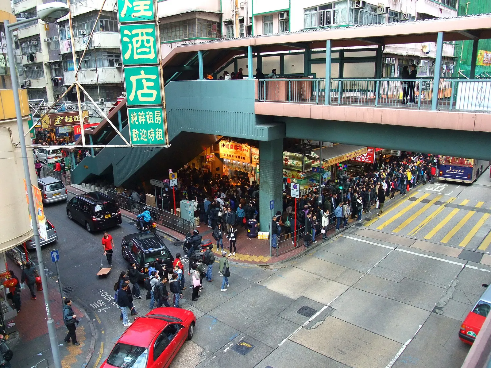 Lávka a rušné obchody na Mong Kok Road a Tung Choi Street