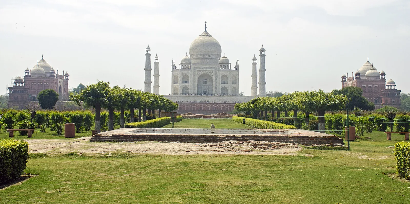 Taj Mahal při pohledu přes řeku z trávníků Mehtab Bagh