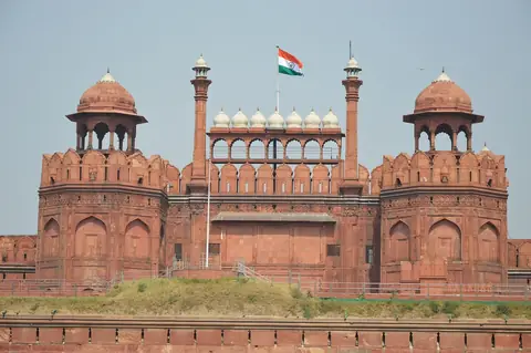 Lahori-Tor des Roten Forts in Delhi mit seinen Wällen aus rotem Sandstein und der indischen Flagge