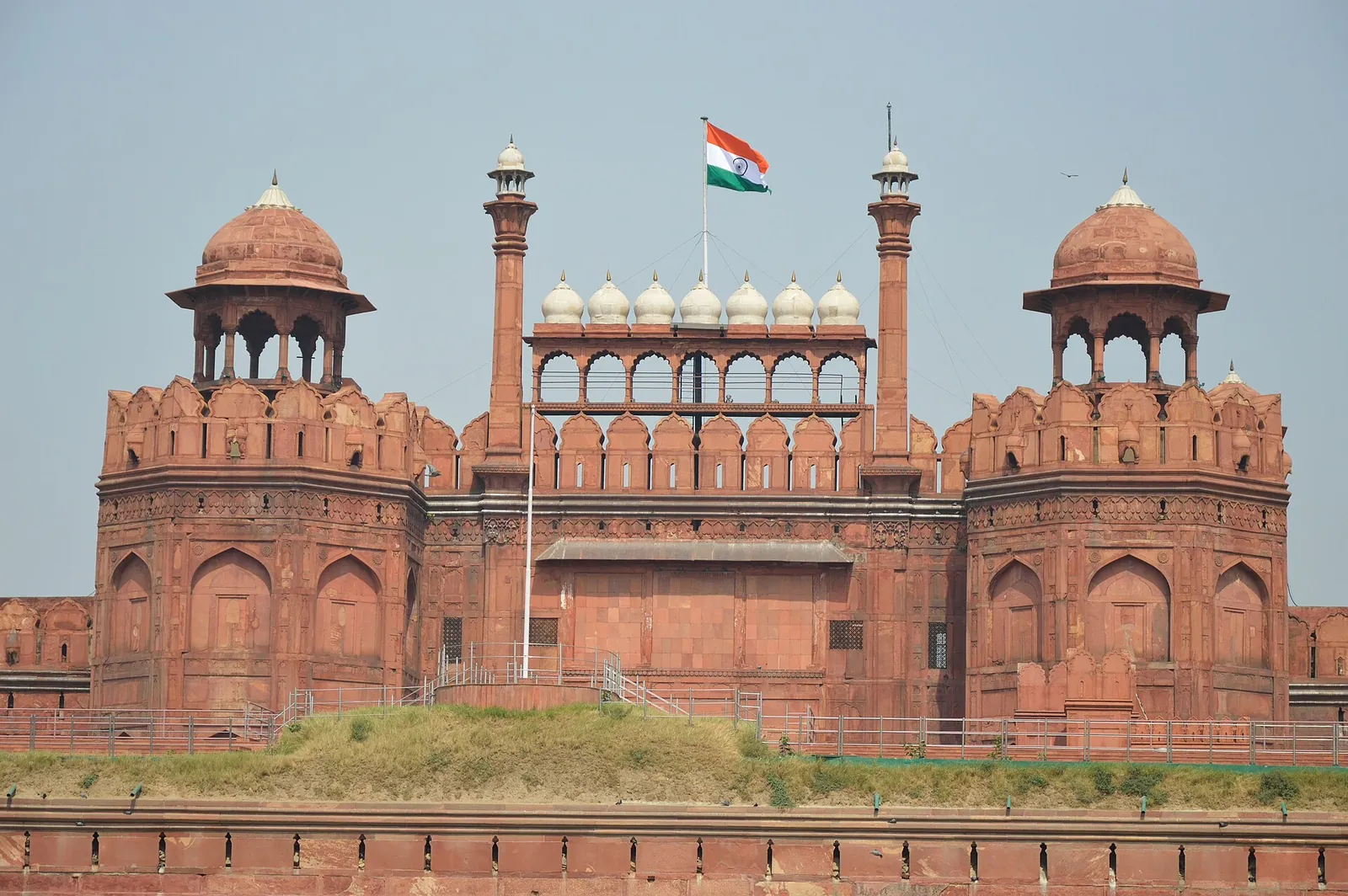 Lahori-Tor des Roten Forts in Delhi mit seinen Wällen aus rotem Sandstein und der indischen Flagge