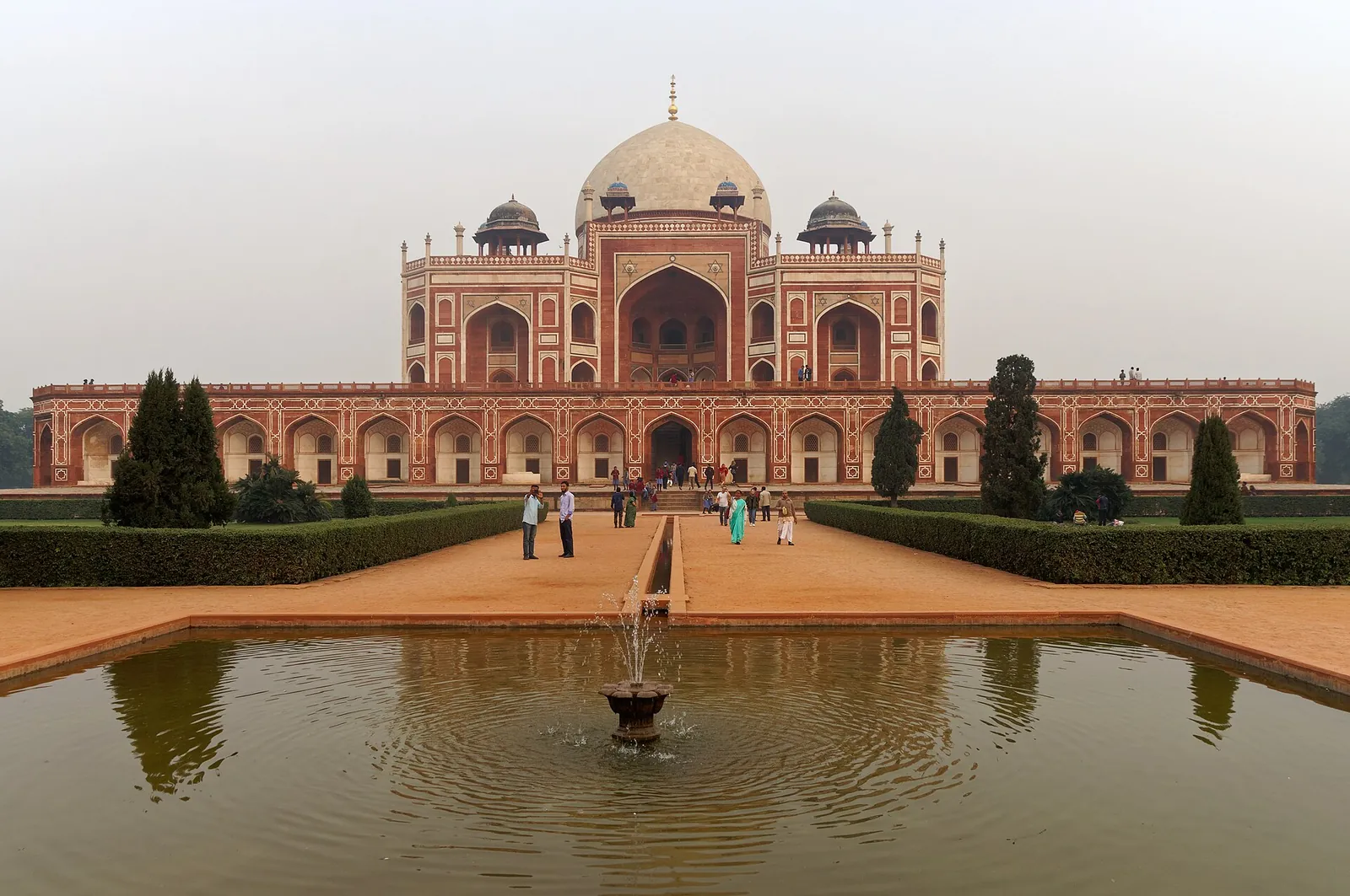 Humayuns Grabmal in Delhi, gesehen über seinen Garten und ein Becken mit Springbrunnen hinweg