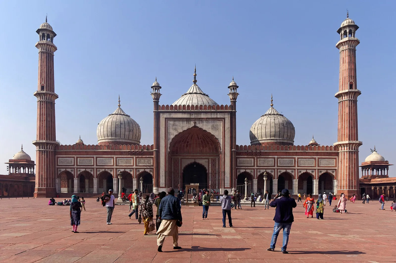 Die Gebetshalle der Jama Masjid in Delhi mit ihren Marmorkuppeln und zwei Minaretten, vom Hof aus gesehen