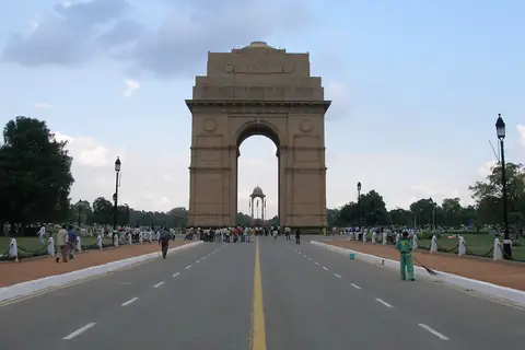 Az India Gate a Kartavya Path végén Újdelhiben, részben felhős ég alatt