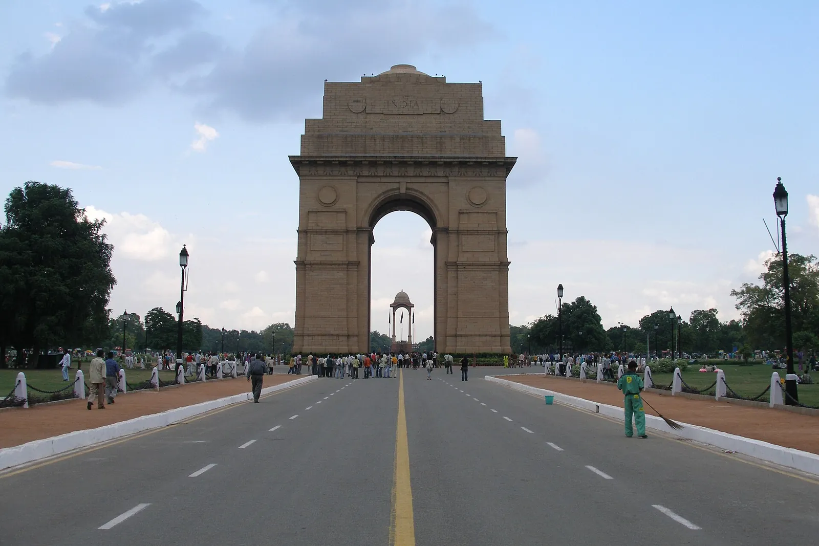 La porte de l'Inde au bout de Kartavya Path à New Delhi sous un ciel partiellement nuageux