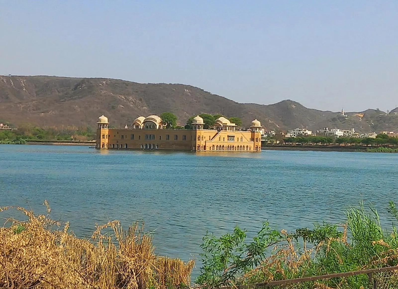 Le palais Jal Mahal au milieu du lac Man Sagar, sous les collines des Aravalli près de Jaipur