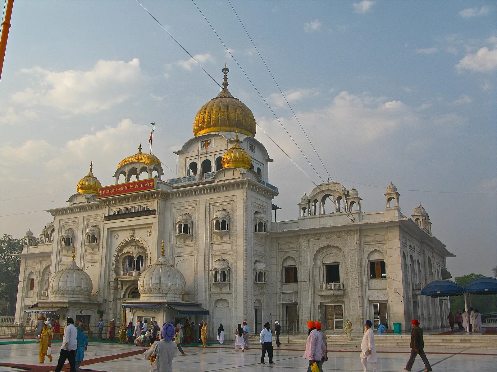 La façade de marbre blanc et les dômes dorés du Gurudwara Bangla Sahib à New Delhi