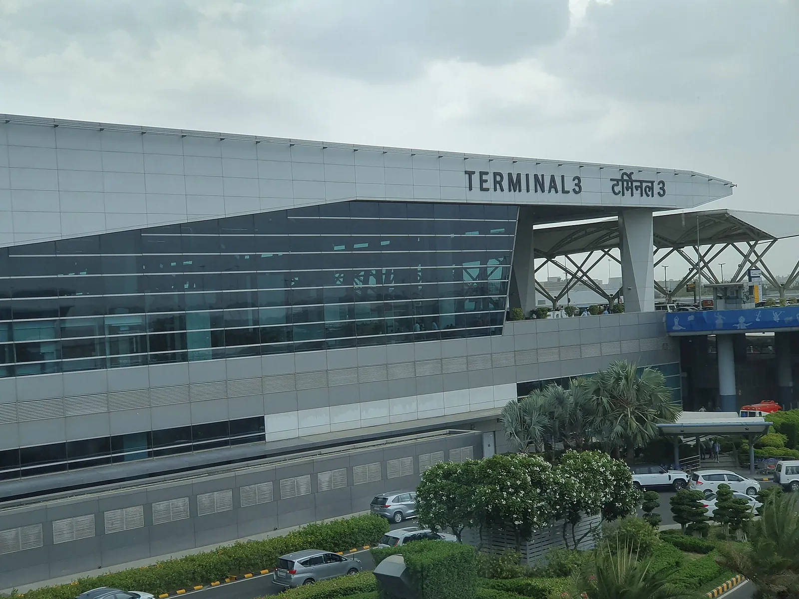 La façade vitrée du terminal 3 de l'aéroport international Indira Gandhi, Delhi