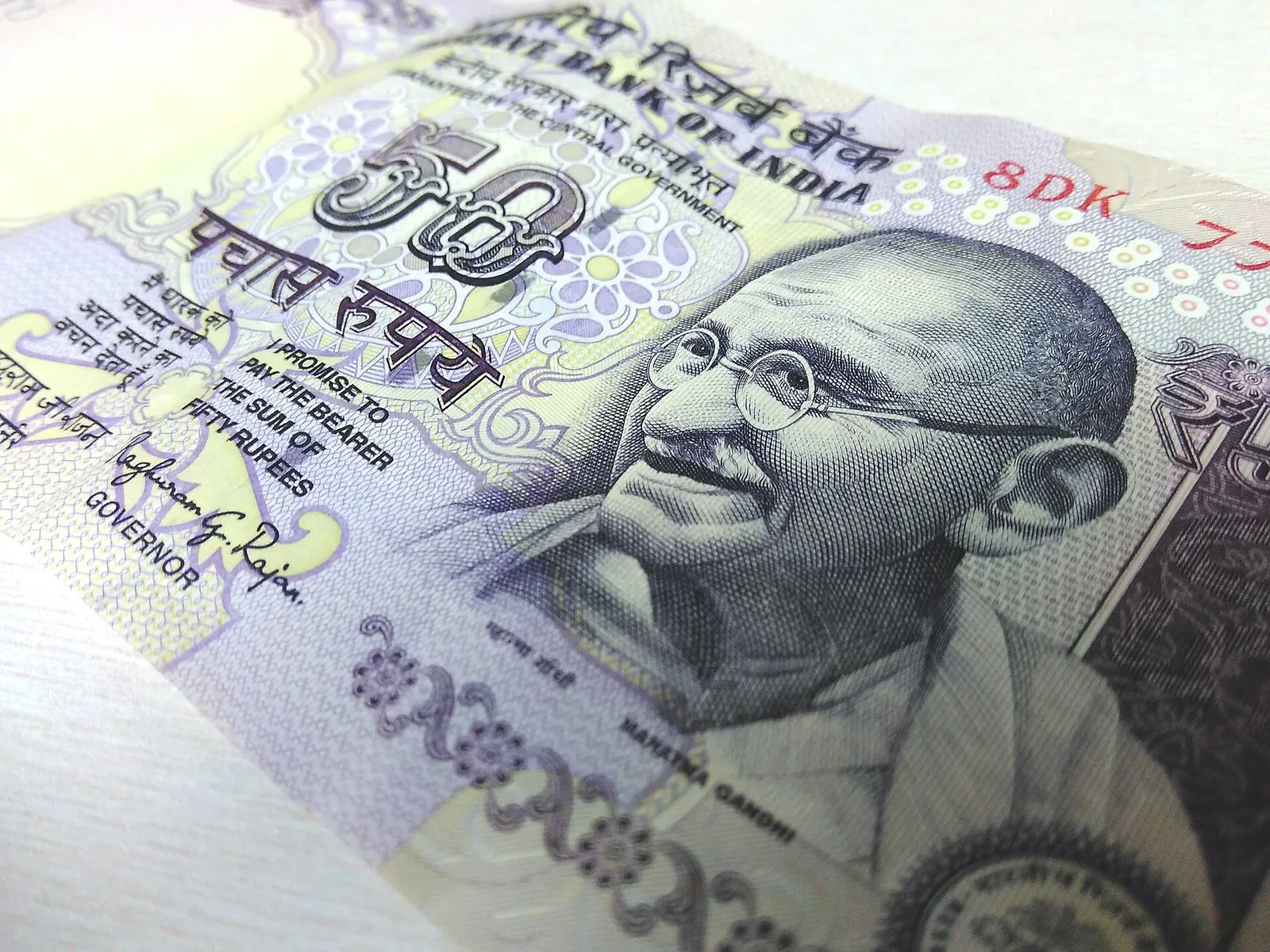 Gros plan sur un billet indien de 50 roupies avec le portrait du Mahatma Gandhi
