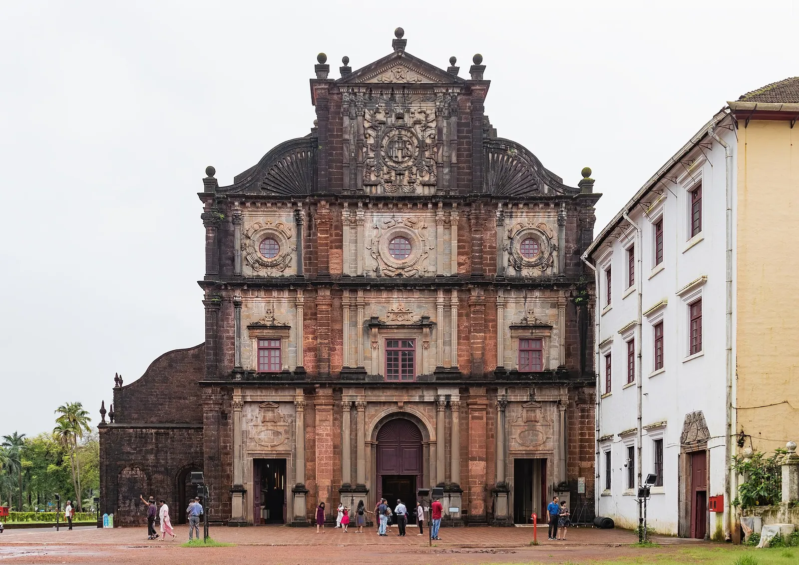 Vyřezávané lateritové průčelí baziliky Bom Jesus v Old Goa