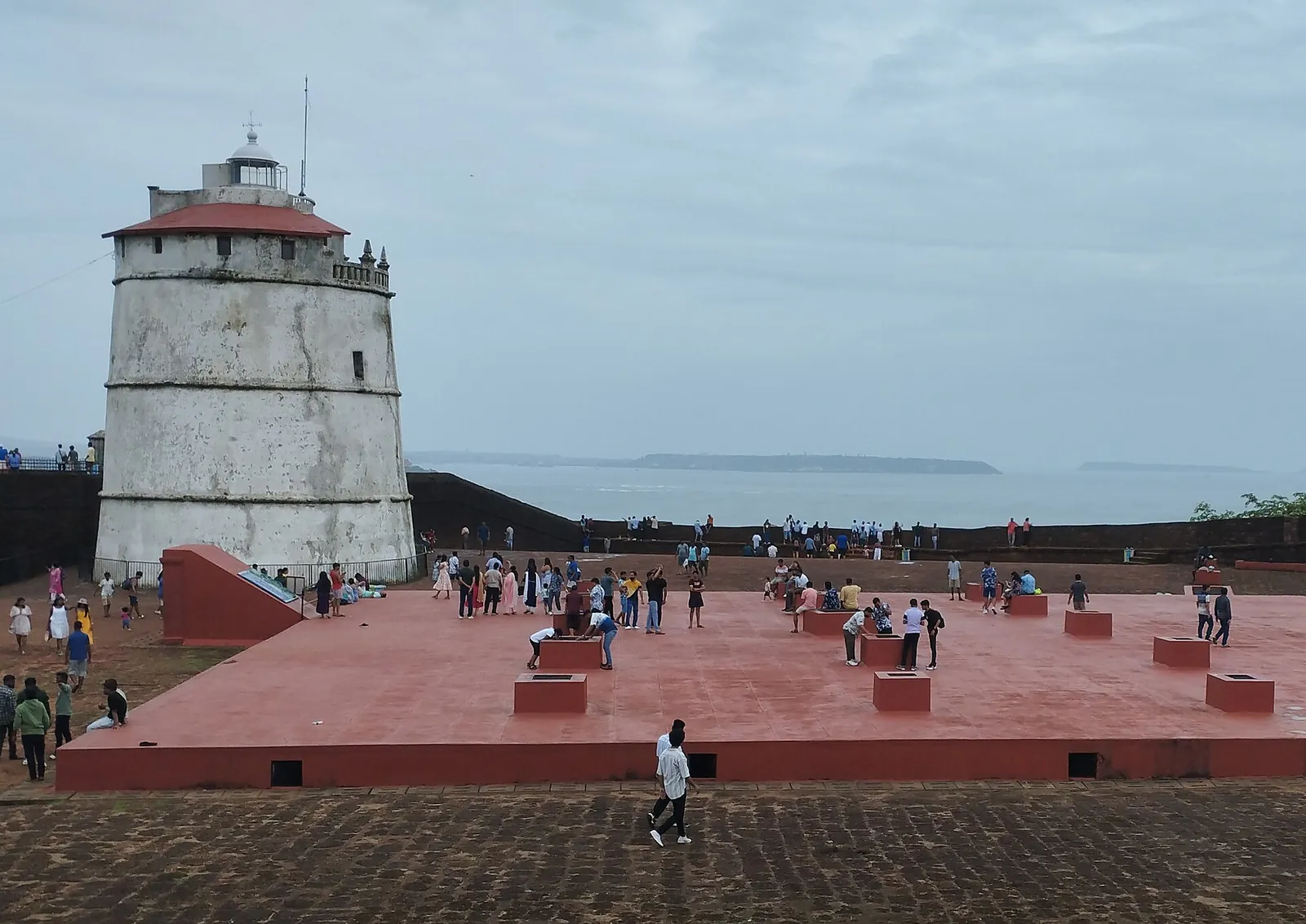 Starý maják na hradbách pevnosti Aguada nad Arabským mořem