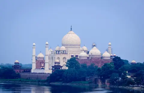 Der Taj Mahal aus weißem Marmor mit seinen Minaretten über der Yamuna, gesehen von Fort Agra
