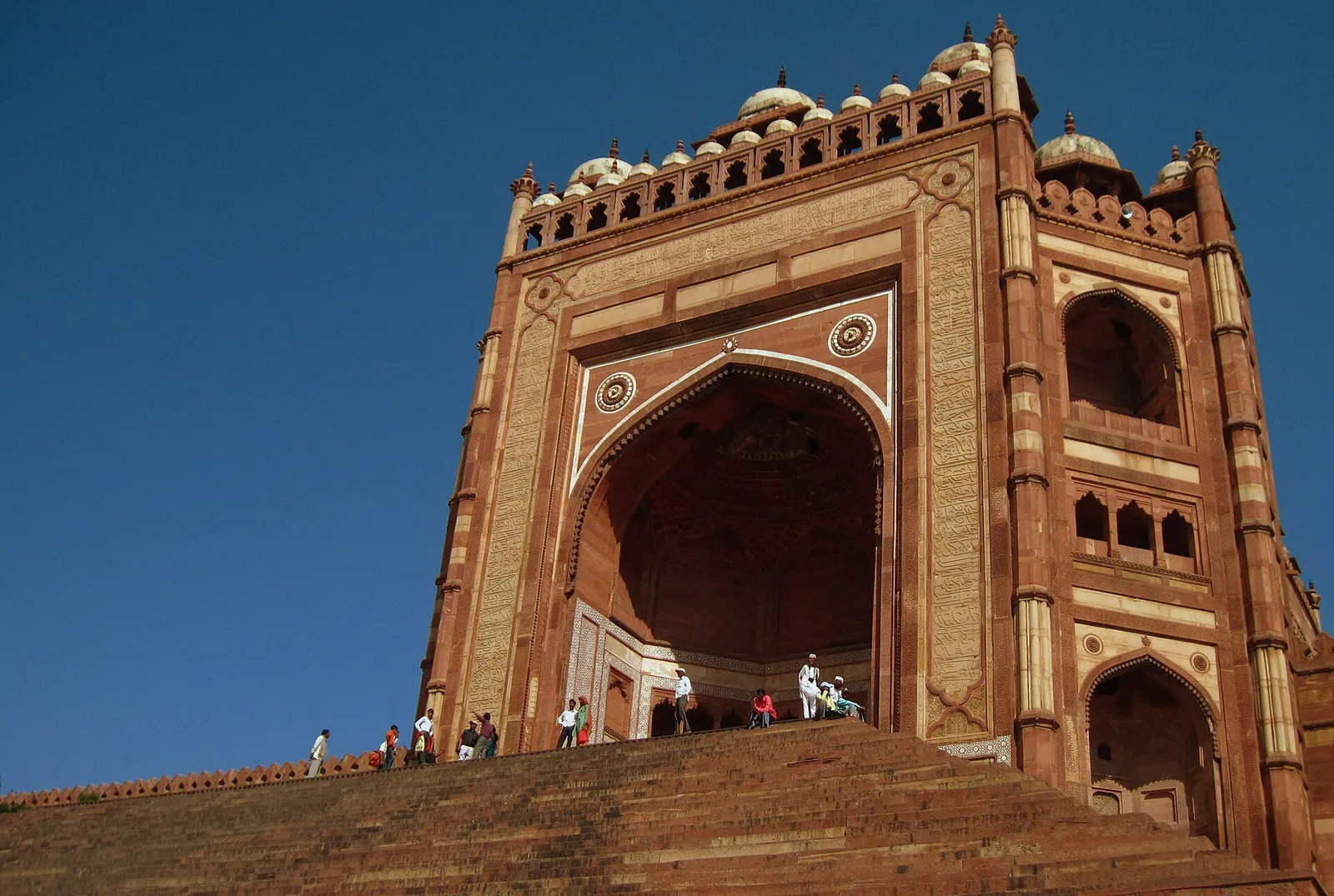 Brána Buland Darwaza ve Fatehpur Sikri na vrcholu schodiště