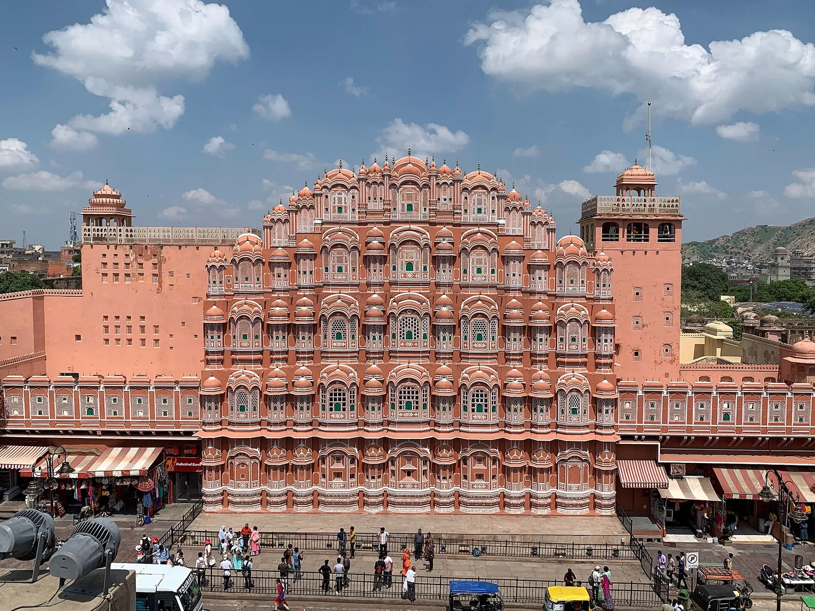 Východní fasáda paláce Hawa Mahal v Džajpuru z růžového pískovce s ulicí před ní