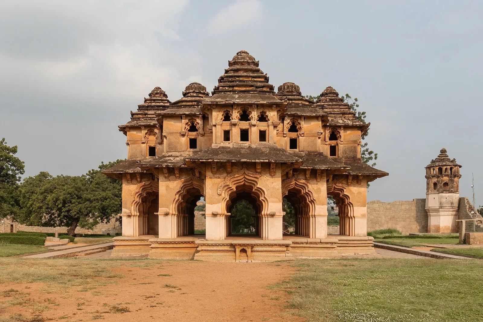 Pavilionul Lotus Mahal, cu nivelul inferior cu arcade și cu acoperișuri etajate, Hampi
