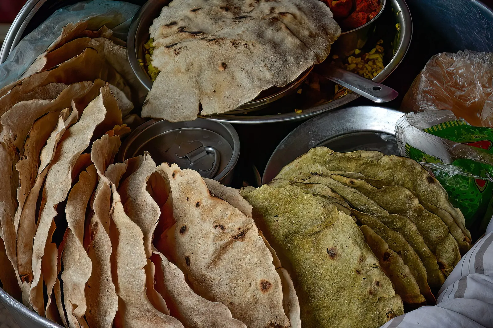 O grămadă de rotti din jowar și mei, cu curry, la o tarabă de mâncare din Karnataka