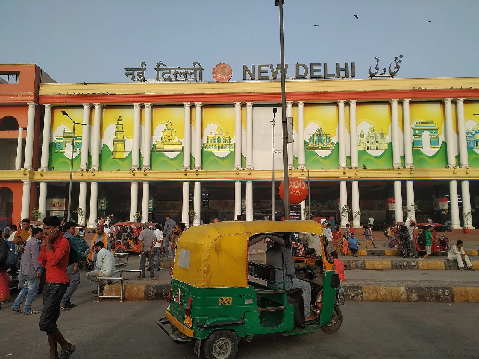 Forsiden af New Delhi station set fra Ajmeri Gate-siden, med en autorickshaw foran