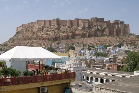 A Mehrangarh-erőd a sziklán Jodhpur fölött, kék ég alatt