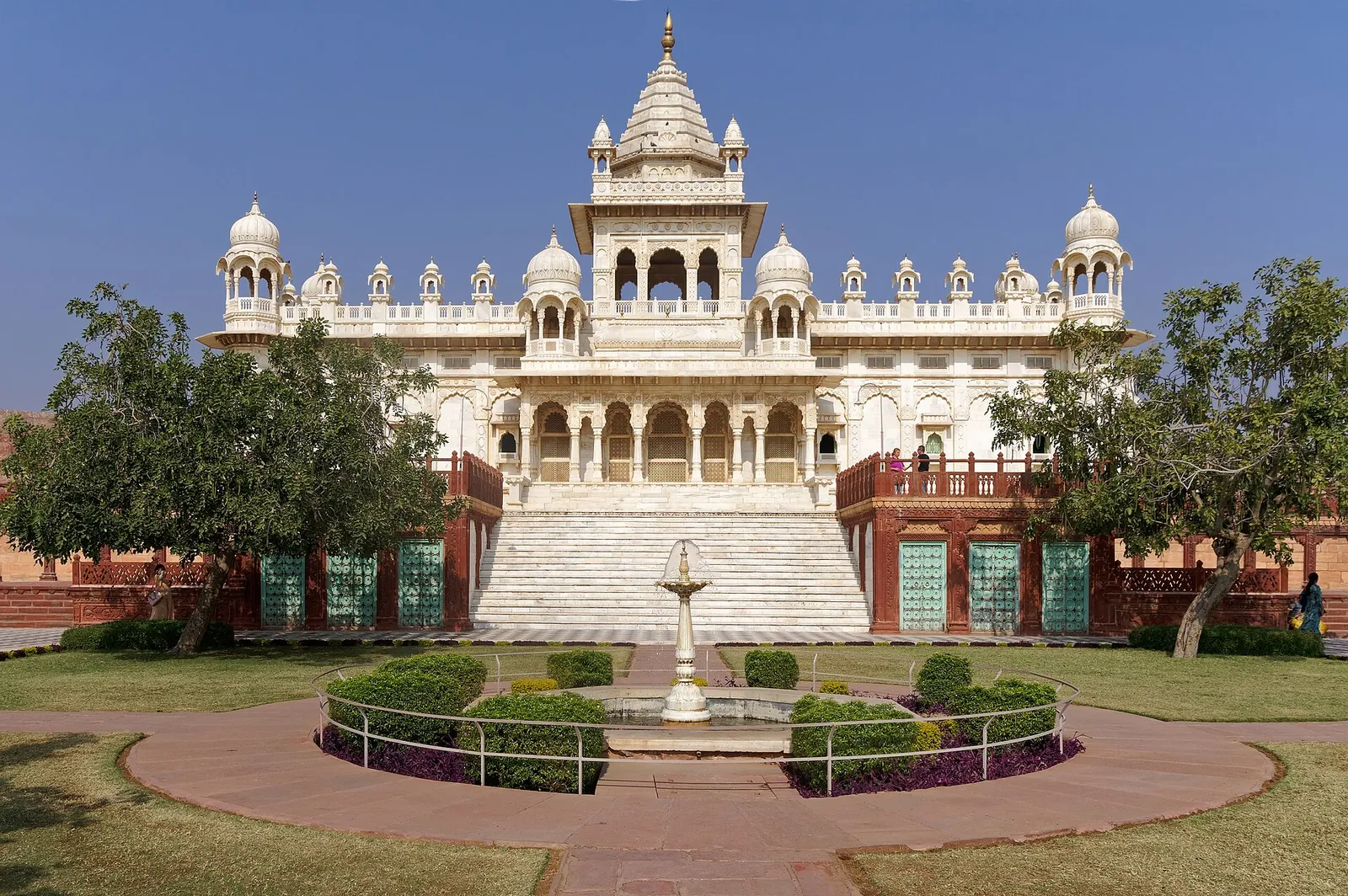 El memorial de mármol blanco de Jaswant Thada con su jardín y su fuente