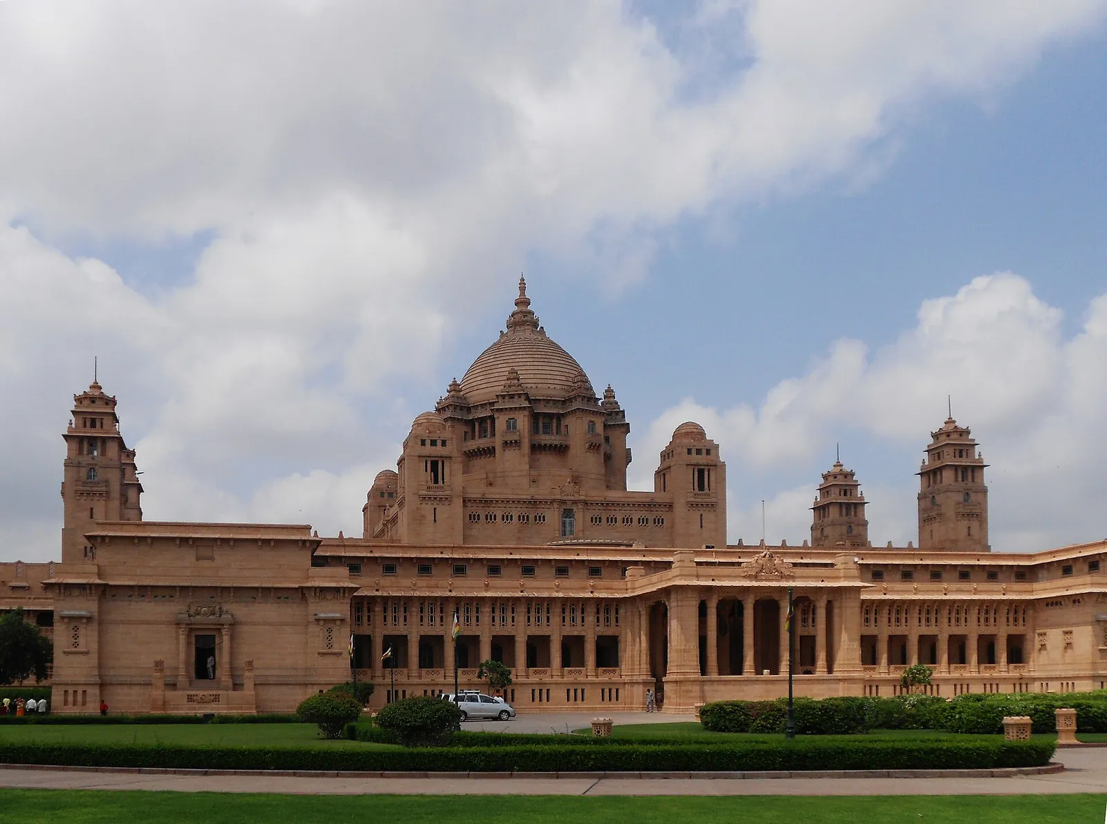 El palacio de Umaid Bhawan con su cúpula central y sus torres