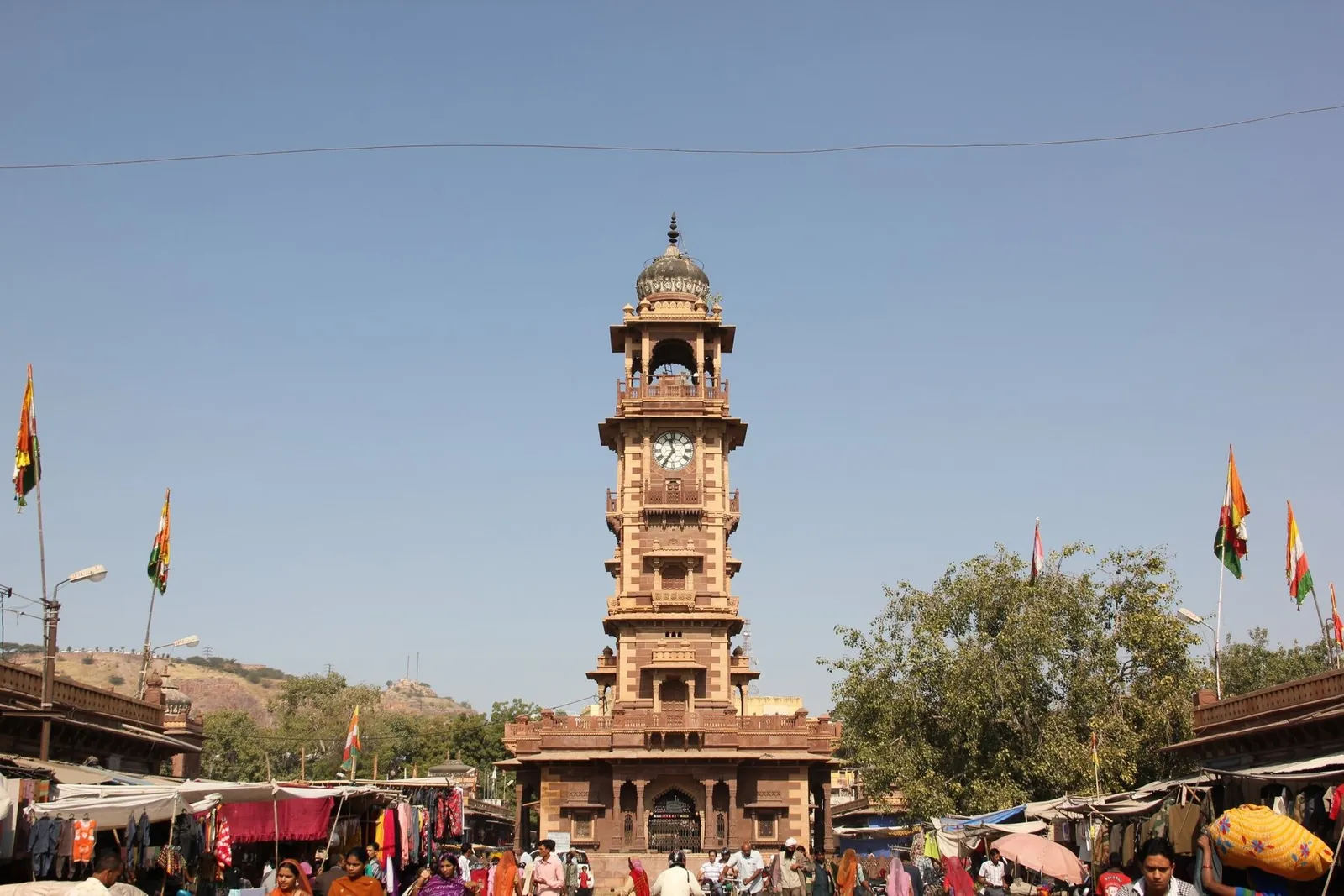 La torre del reloj de Jodhpur sobre los puestos de venta del Sardar Market