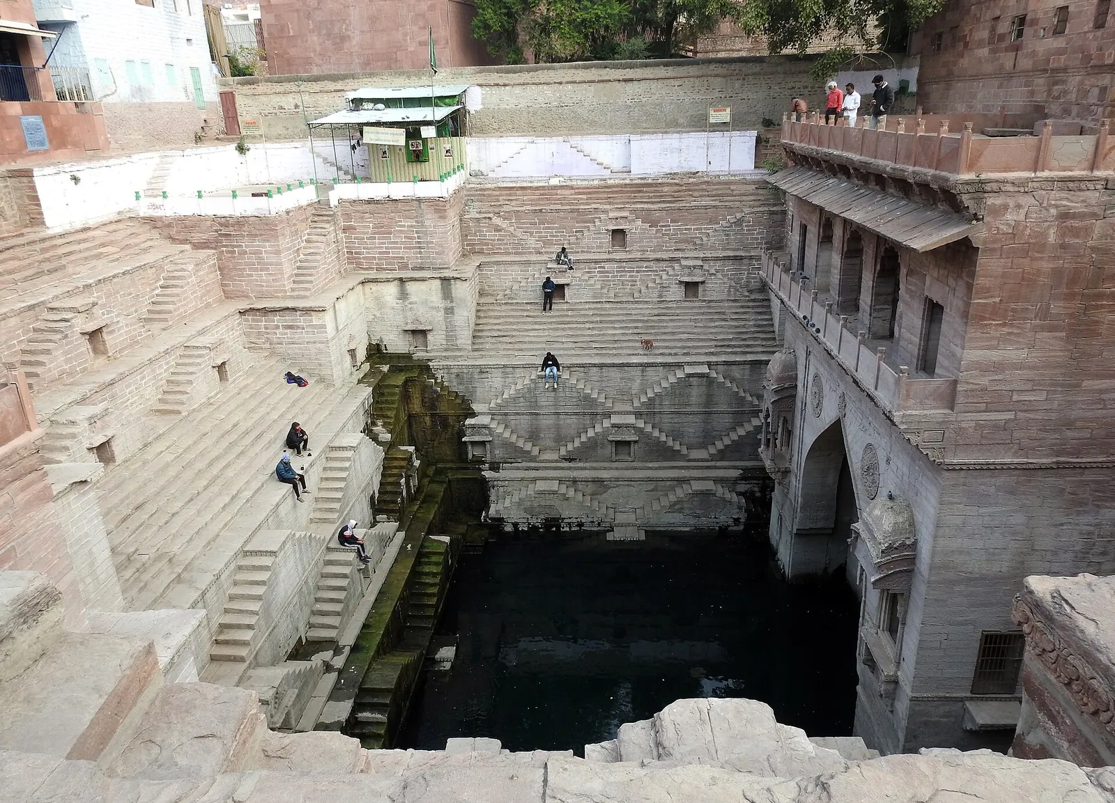 Escalones de arenisca tallada del pozo escalonado de Toorji ka Jhalra hasta el agua