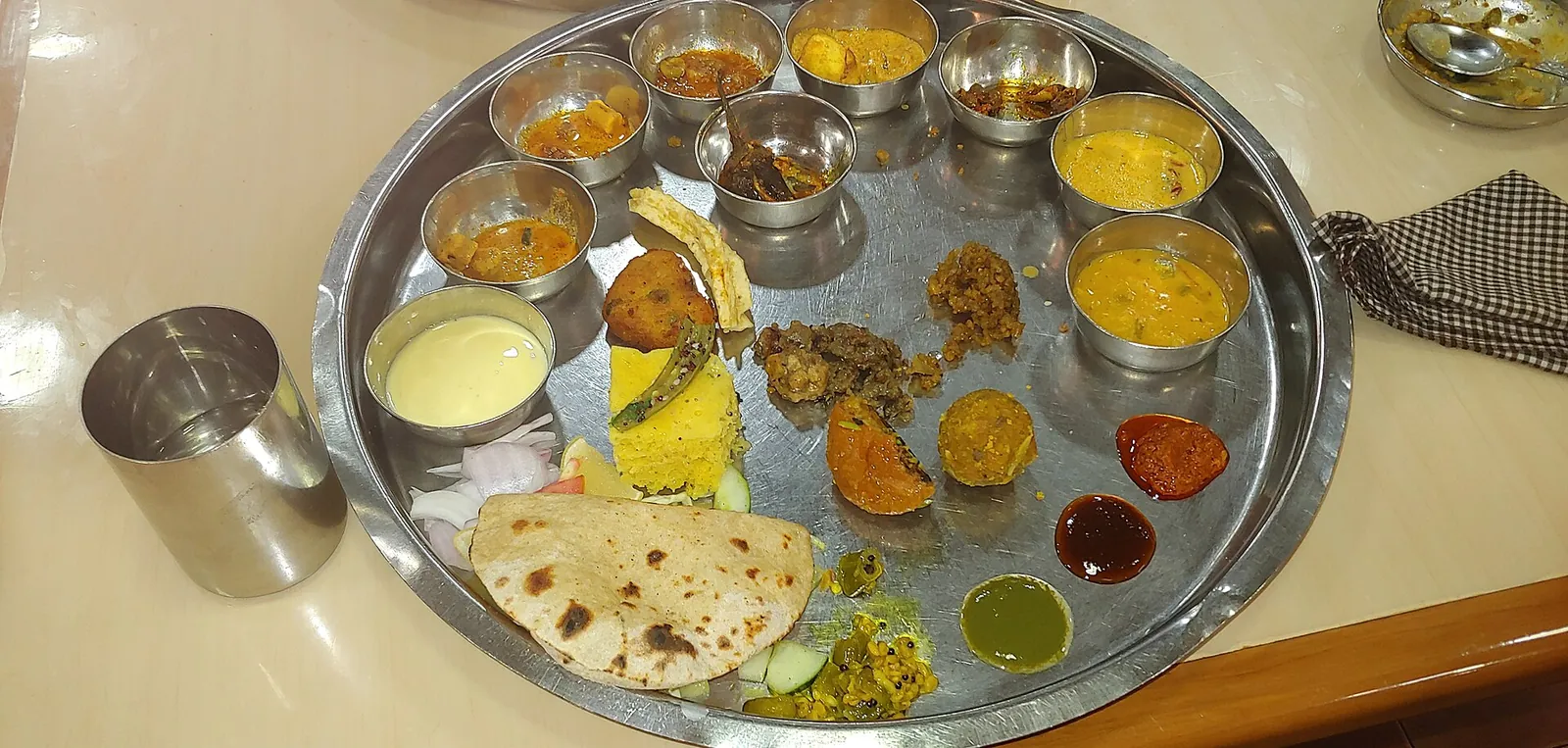 Un thali marwari con cuencos pequeños de currys, panes y lassi en el restaurante Gypsy, Jodhpur