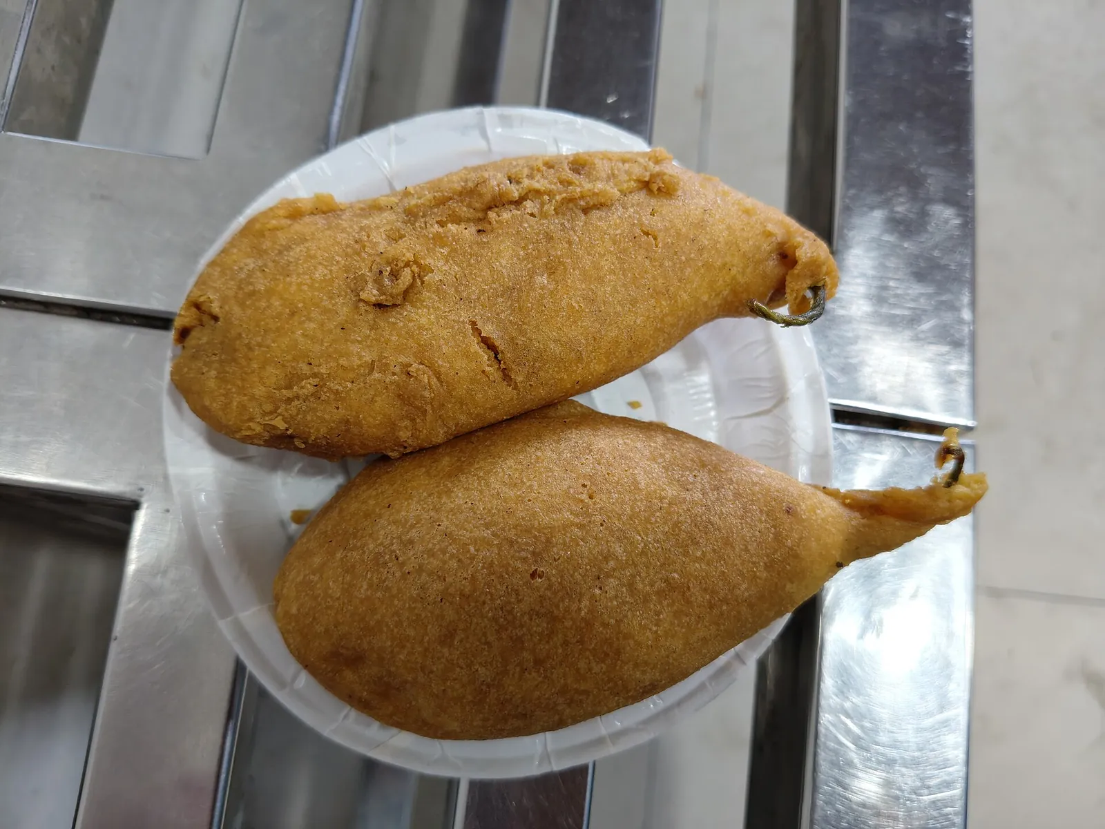 Dos mirchi bada fritos, chiles rellenos rebozados, de Jodhpur