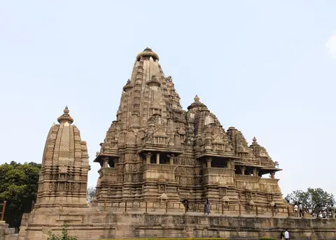 A Kandariya Mahadeva templom Khajurahóban tiszta ég alatt