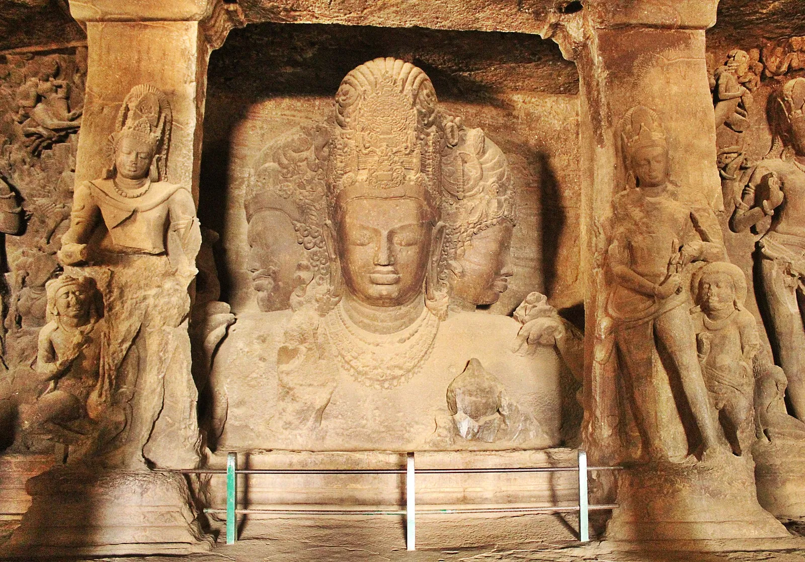 Sculptura Mahesamurti cu trei fețe a lui Shiva, săpată în stâncă în Peștera 1 de la Elephanta
