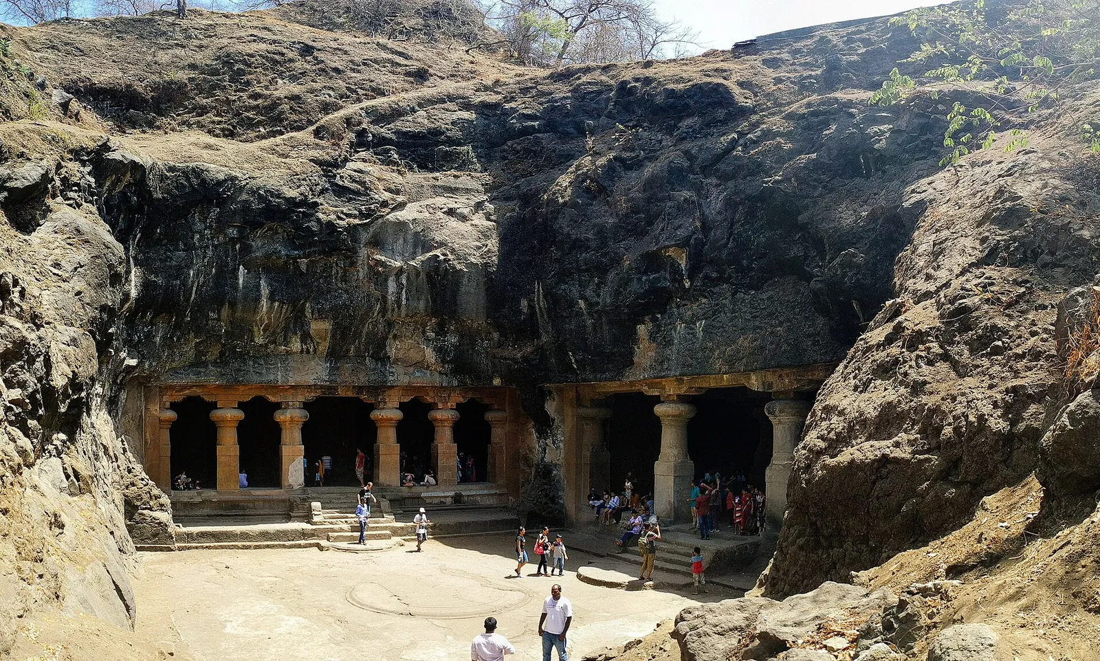 Intrarea cu coloane a unei peșteri săpate în stâncă, într-o pantă de bazalt de pe insula Elephanta