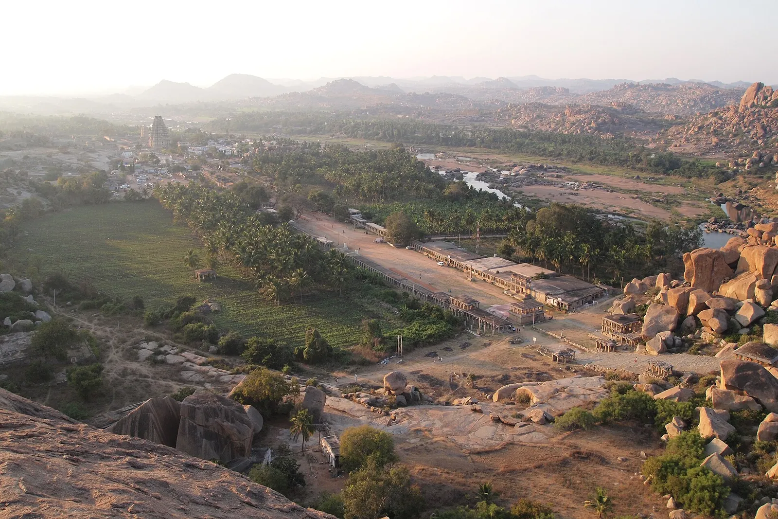 Hampi Bazaar a chrám Virupaksha mezi žulovými balvany, pohled z kopce Matanga