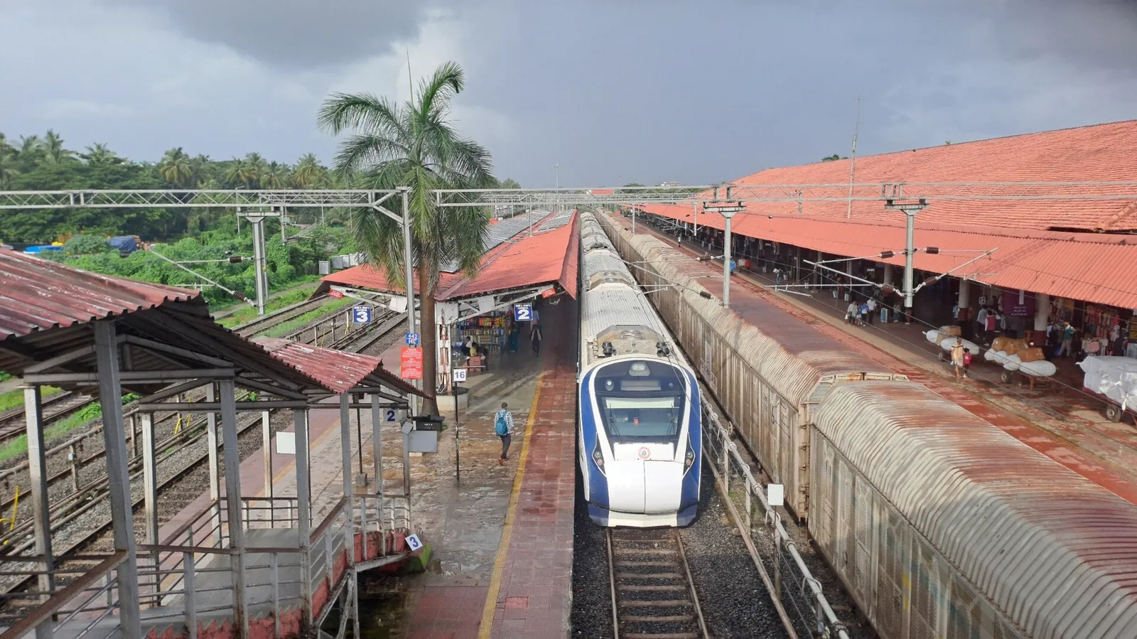 Bílý vlak Vande Bharat Express u nástupiště nádraží Madgaon v Goe