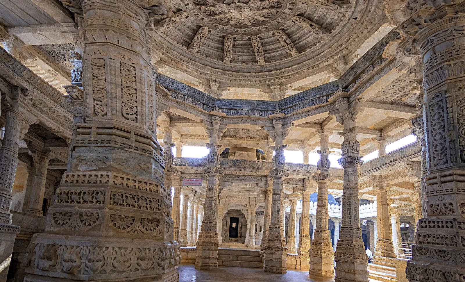 Coloane de marmură sculptate și tavane cu cupole în interiorul templului jainist din Ranakpur
