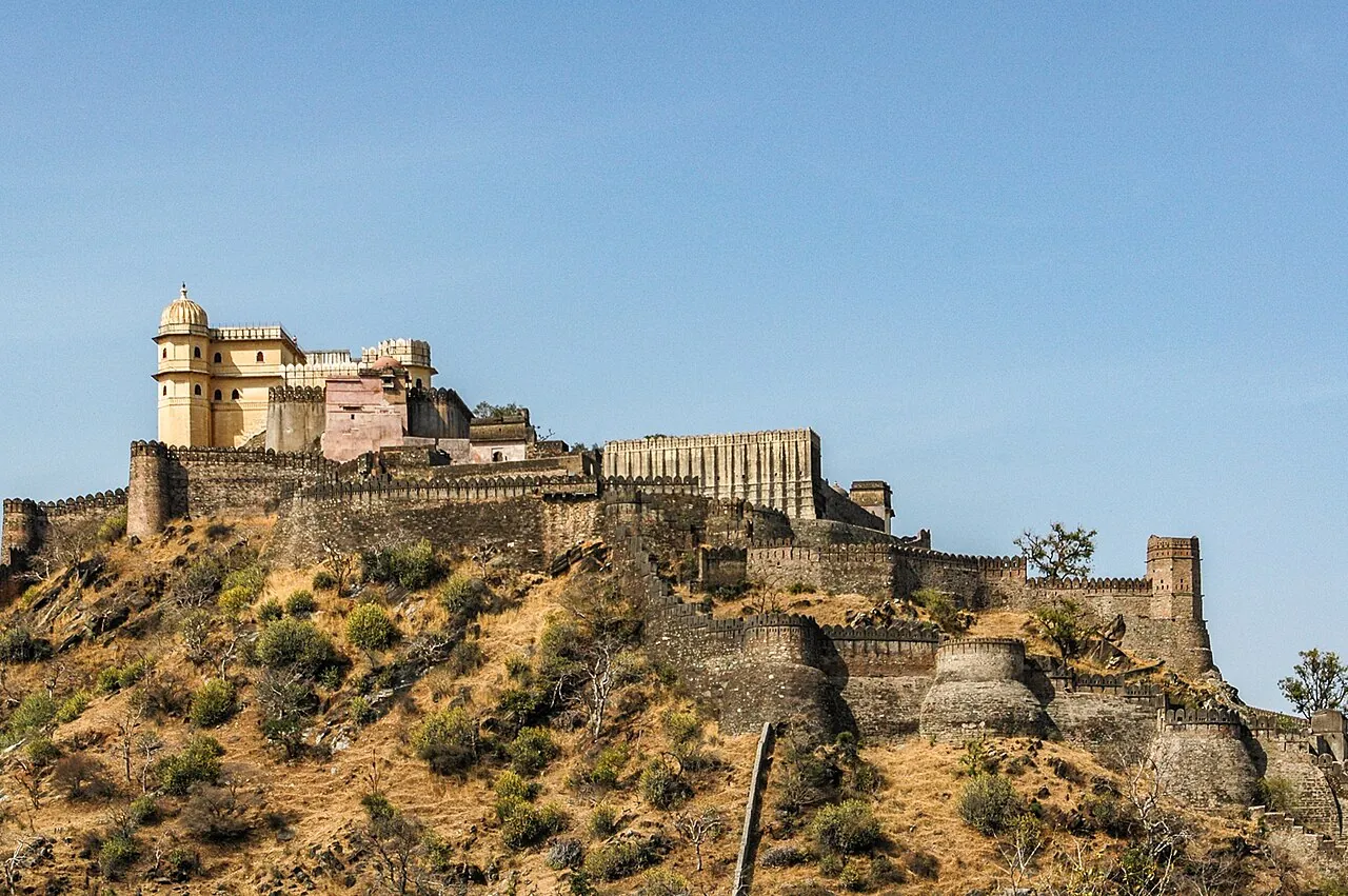Palatul fortului Kumbhalgarh pe dealul său fortificat, sub un cer albastru