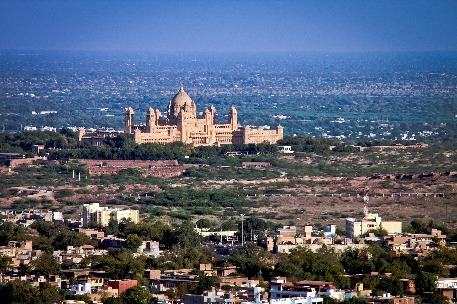 Umaid Bhawan Palace pe dealul său deasupra orașului Jodhpur, văzut din fortul Mehrangarh