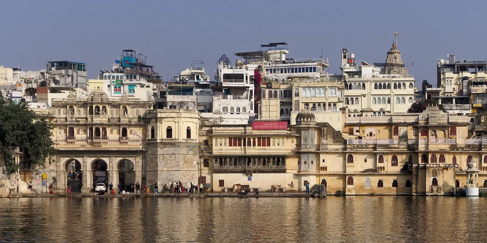 Ghát Gangaur a Bagore ki Haveli na břehu jezera Pichola