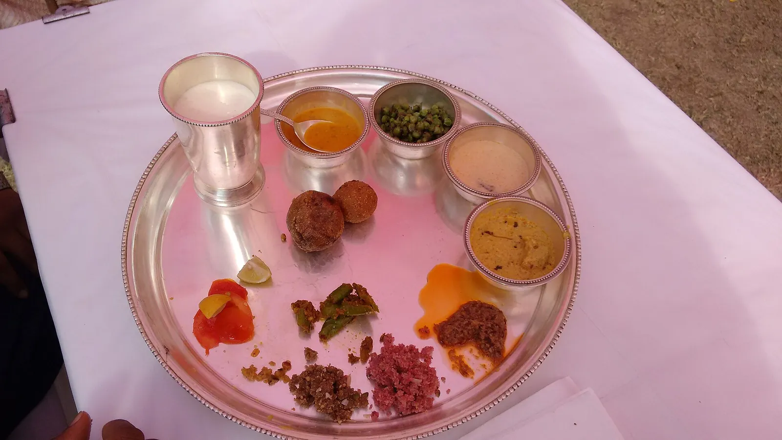 Stříbrný tác thali s dal baati churma, podmáslím a čatní
