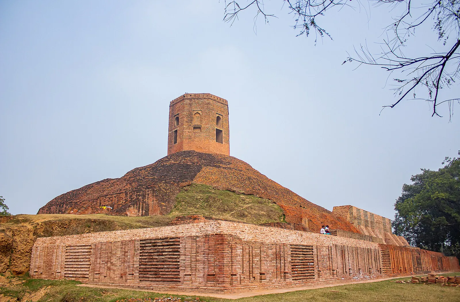 Stupa Chaukhandi de la Sarnath, cu turnul ei octogonal de cărămidă