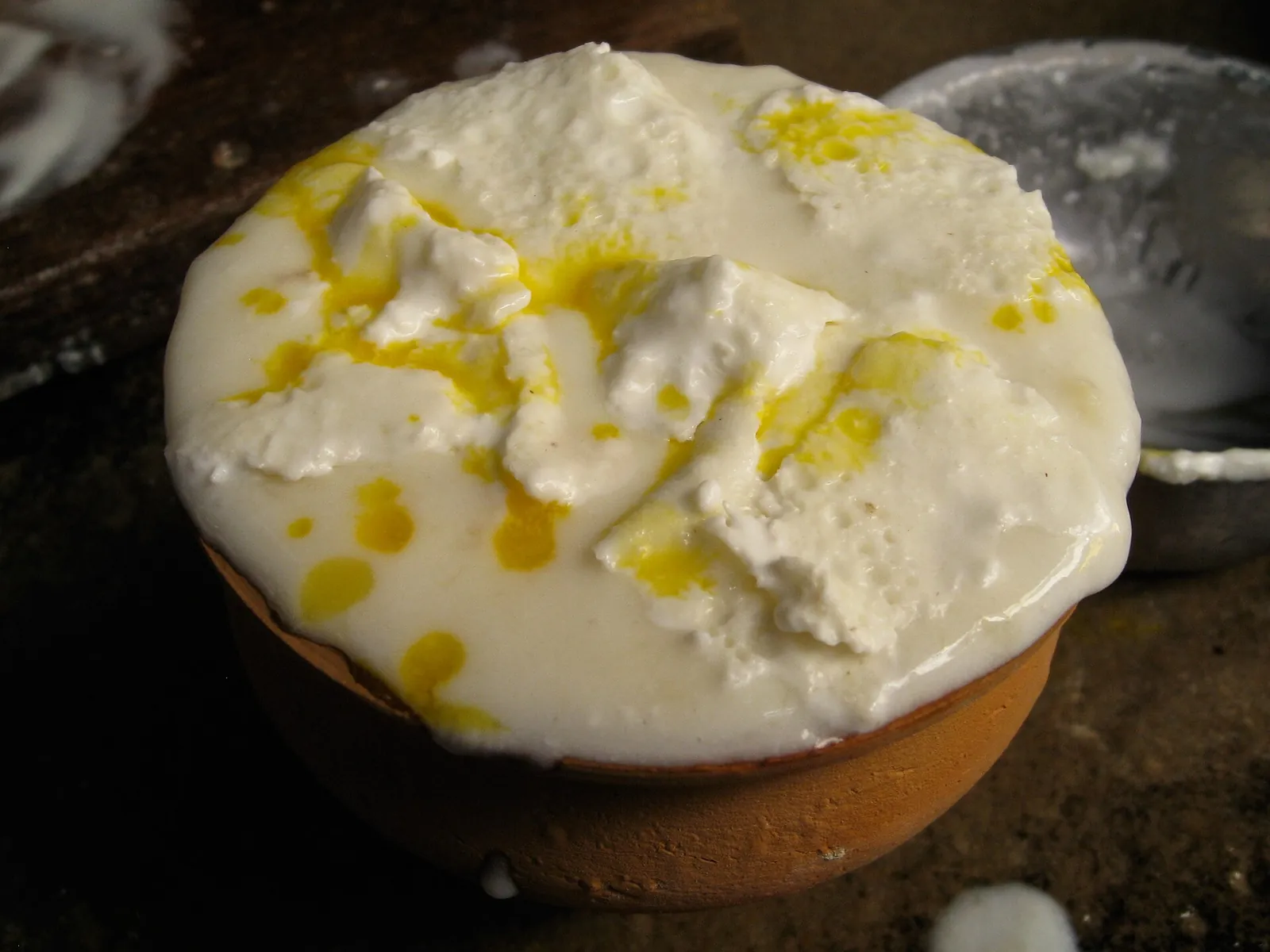 O cană de lut cu lassi gros, acoperit cu smântână, în Varanasi