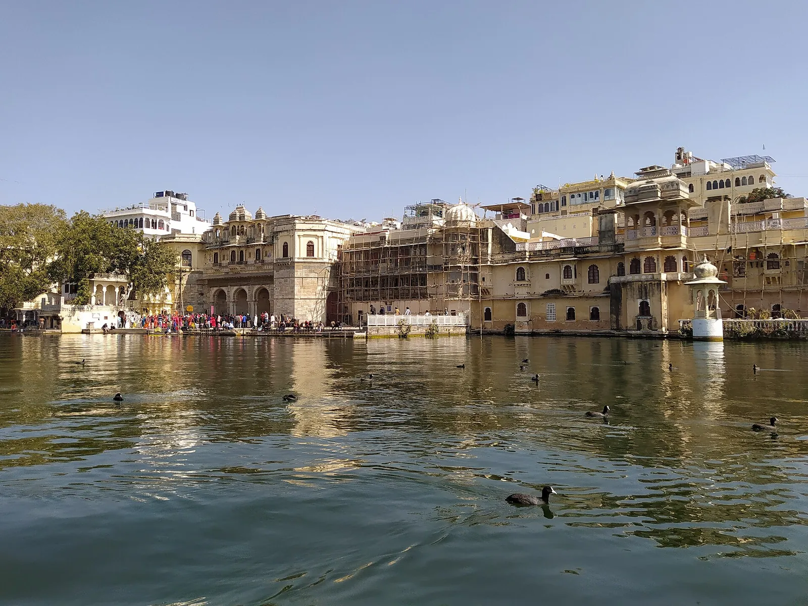 Edificios de la ciudad vieja que se alzan del lago Pichola en Gangaur Ghat, en Udaipur