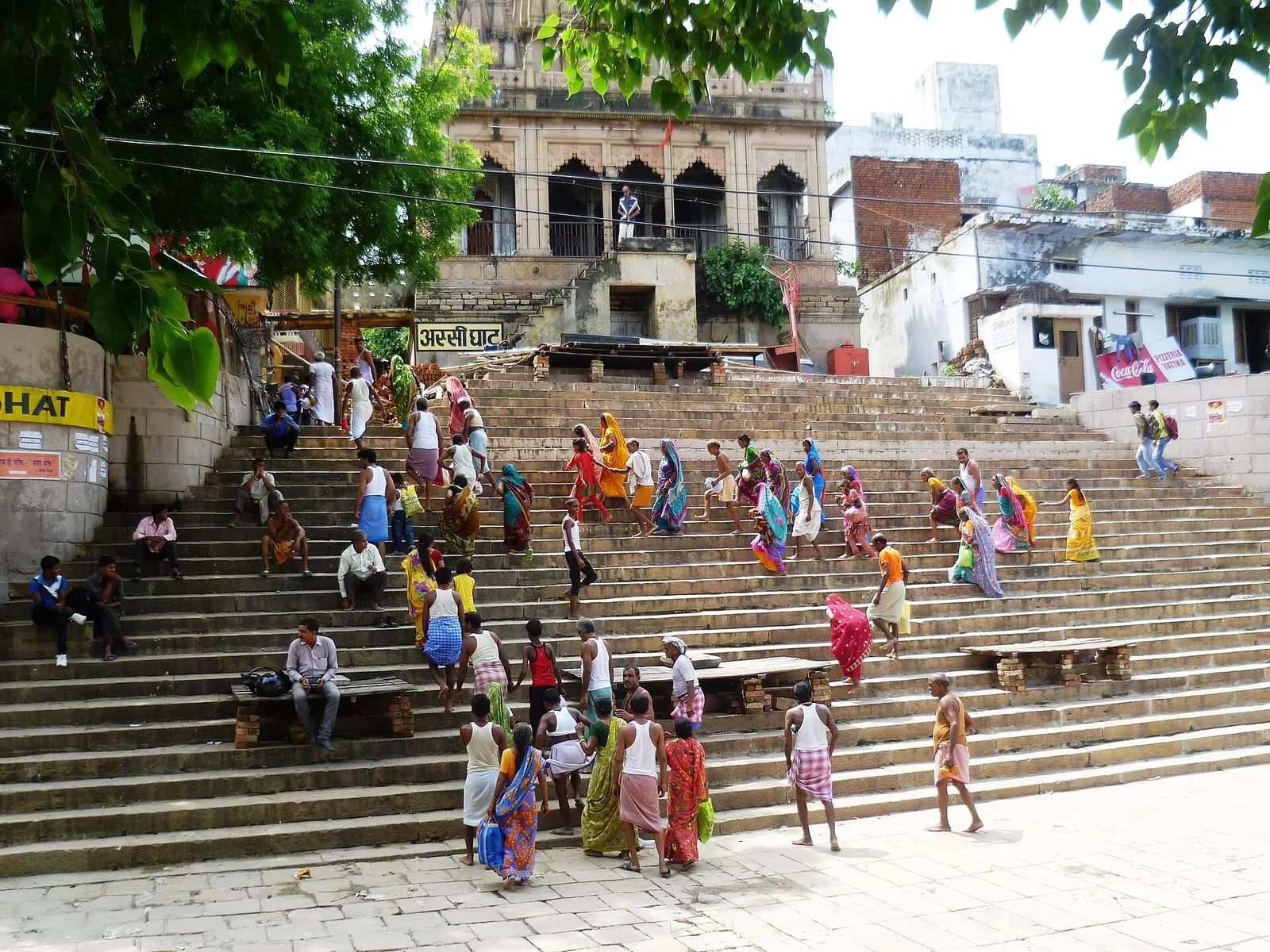 Peregrinos y visitantes en los escalones de piedra de Assi Ghat, en Varanasi