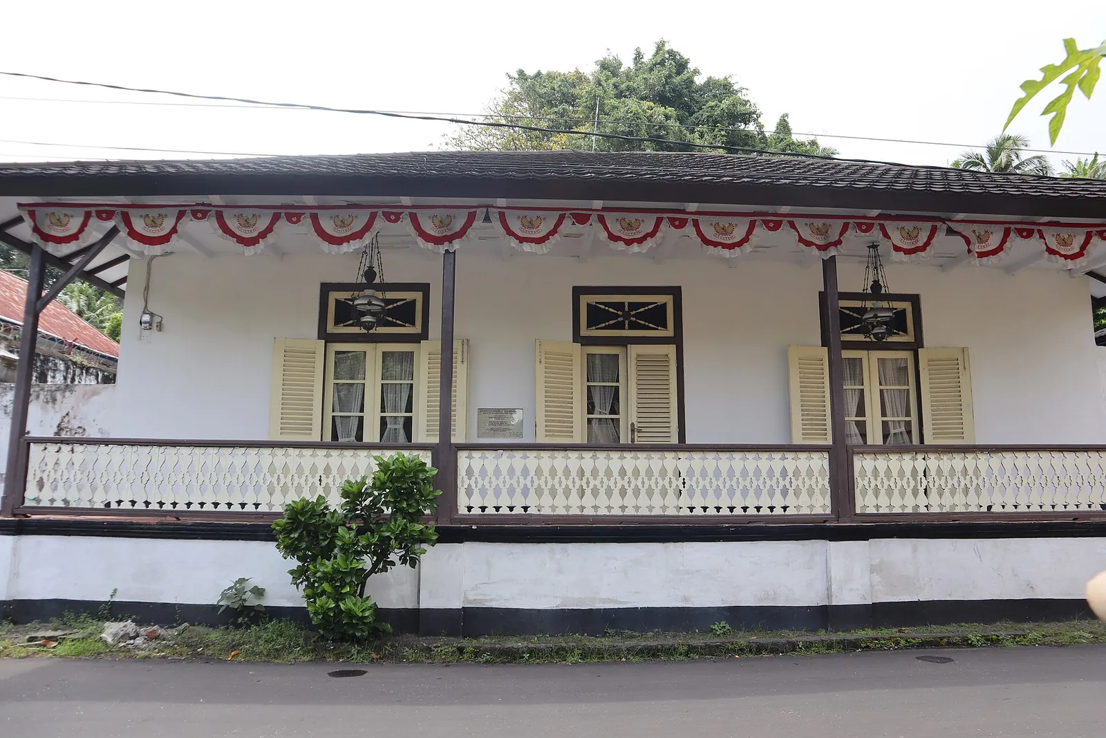 White-walled colonial house with a long veranda: the Bung Hatta exile house in Banda Neira